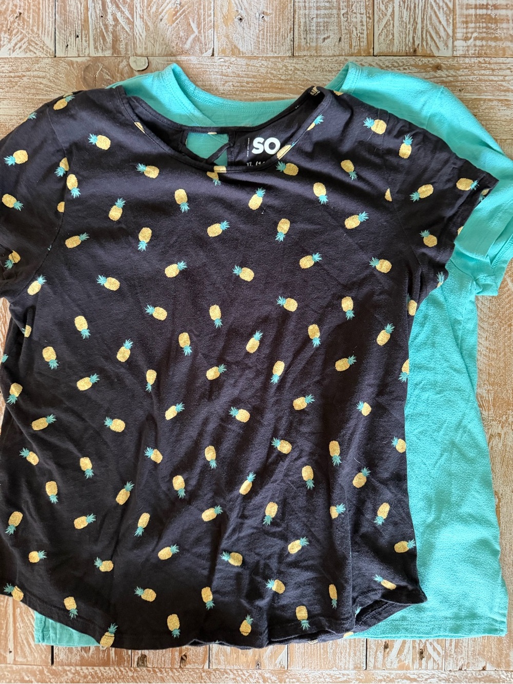 🍍 2 Girls Graphic T-Shirt Bundle 🌎 ~ Size XL